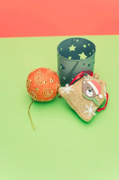 緑の赤い紙の表面にテキストのためのスペースとクリスマスの時間の装飾 — ストック写真