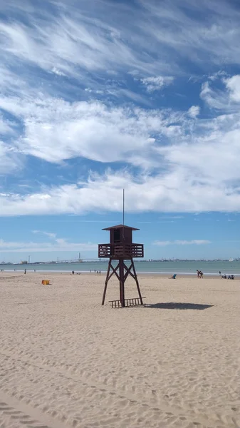 Спасательная Башня Живописном Пляже Пасмурный День — стоковое фото