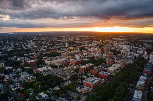 日落时佐治亚州萨凡纳市中心茂密建筑物的鸟瞰图 — 图库照片