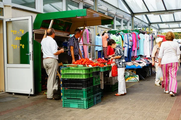 Ποζναν Πολωνια Σεπ 2014 Αρκετοί Άνθρωποι Στέκονται Πωλητές Για Αγοράσουν — Φωτογραφία Αρχείου