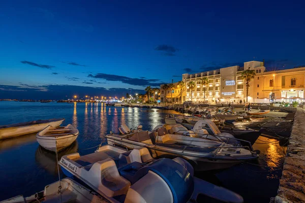 Uitzicht Stadsverlichting Een Zee Met Boten Voorgrond Avond Porto Cesareo — Stockfoto