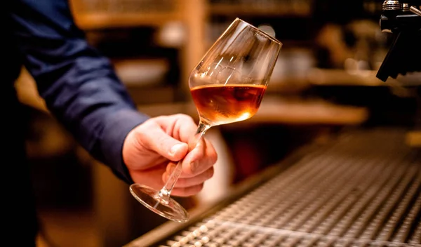 Närbild Mannens Hand Som Håller Ett Glas Vin — Stockfoto