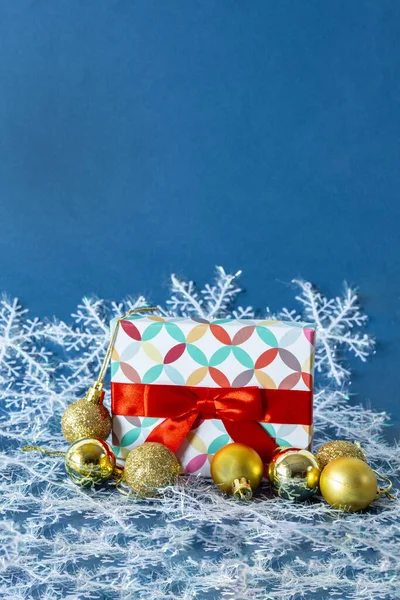 Colpo Verticale Una Piccola Scatola Regalo Con Ornamenti Natale Fiocchi — Foto Stock