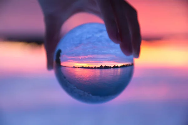 Una Mano Che Tiene Una Palla Vetro Con Riflesso Tramonto — Foto Stock