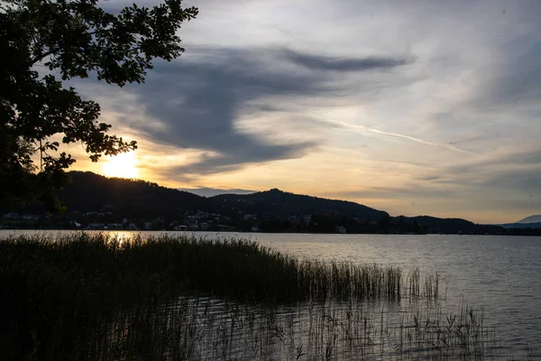 Eine Schöne Landschaft Blick Auf Einen See Bei Sonnenuntergang Auf — Stockfoto