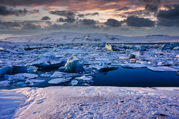 Piękny Strzał Jokulsarlon Lodowcowej Laguny Pod Różowym Zachmurzonym Niebem Podczas — Zdjęcie stockowe