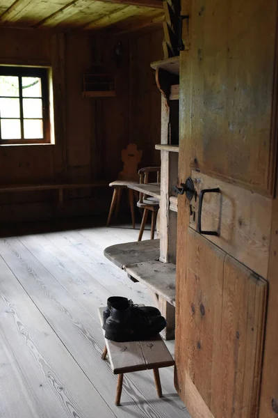 Eine Vertikale Aufnahme Eines Alten Holzhauses Hinter Einer Offenen Tür — Stockfoto