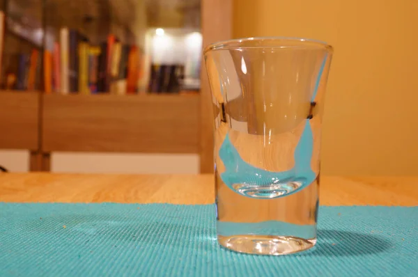 テーブルの上の青い布の上にガラスのクローズアップショット — ストック写真