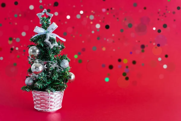 Árbol Navidad Con Adornos Plata Sobre Fondo Rojo — Foto de Stock