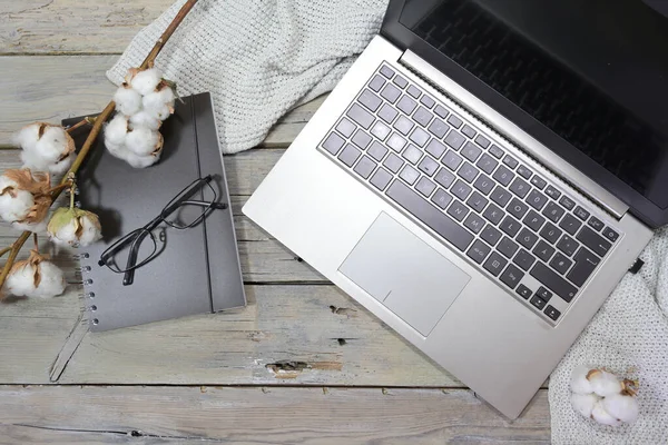 Tiro Colocação Chato Computador Portátil Caderno Uma Mesa Madeira — Fotografia de Stock