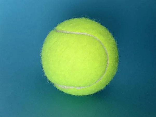 Ένα Κοντινό Πλάνο Μιας Ολοκαίνουργιας Μπάλας Του Τένις Μια Μπλε — Φωτογραφία Αρχείου