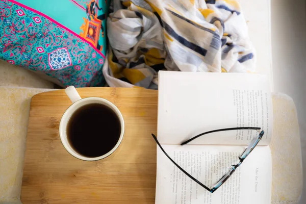 Una Vista Superior Una Taza Café Cerca Del Libro Con —  Fotos de Stock