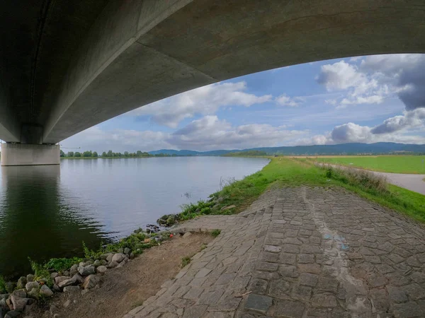 Nehir Kıyısındaki Bir Köprünün Altında Asfaltsız Bir Yol Manzarası — Stok fotoğraf