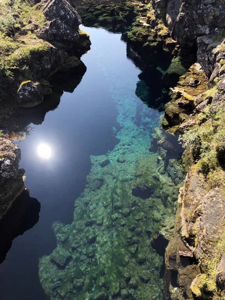 Pionowy Strzał Czystej Wody Thingvellir Islandia Słoneczny Dzień — Zdjęcie stockowe