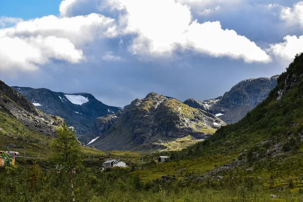 Una Hermosa Vista Verde Paisaje Montañoso Bajo Cielo Nublado —  Fotos de Stock