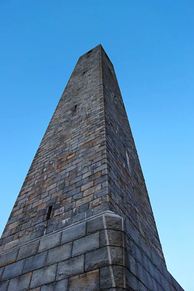 Plano Vertical Ángulo Bajo Una Torre Alta Durante Día — Foto de Stock