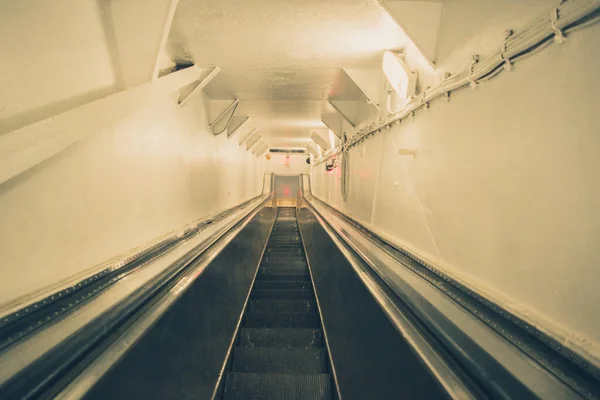 Escalera Mecánica Movimiento Estación Metro Que Baja —  Fotos de Stock