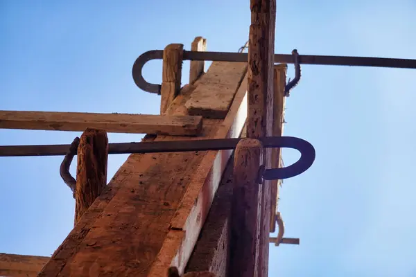 Eine Alte Holzkonstruktion Gegen Den Blauen Himmel — Stockfoto