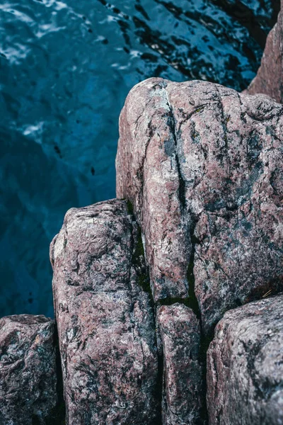 Das Blaue Wasser Hinter Den Felsen — Stockfoto