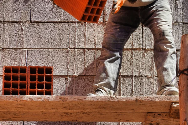 Trabalhador Construindo Uma Parede Tijolo Uma Área Industrial — Fotografia de Stock