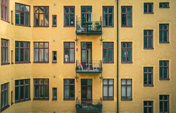 Fasáda Žluté Budovy Mnoha Okny Třemi Balkony — Stock fotografie