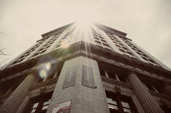 在阳光灿烂的日子里 一张带着海报的高楼的低角度照片 — 图库照片