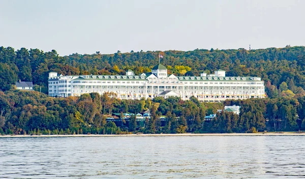 Uitzicht Een Grand Hotel Mackinac Tussen Bomen Zee Voorgrond Verenigde — Stockfoto