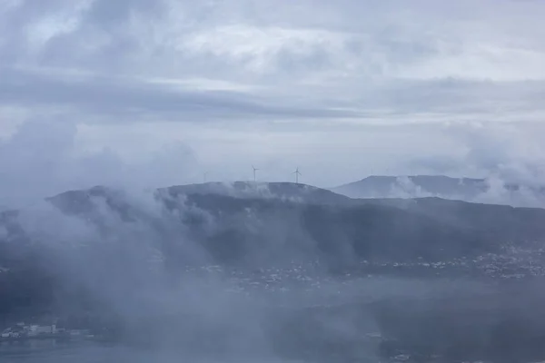 Belo Tiro Uma Paisagem Nublada Sobre Colinas — Fotografia de Stock