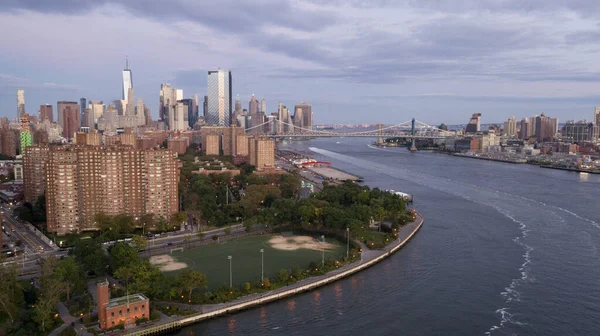 2021年9月26日 美国纽约州纽约市 在日出后的一天里 带着几片云彩 从空中俯瞰曼哈顿和平静的东河 — 图库照片