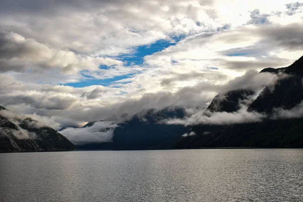 Een Prachtig Uitzicht Een Bergachtig Landschap Met Een Meer Onder — Stockfoto