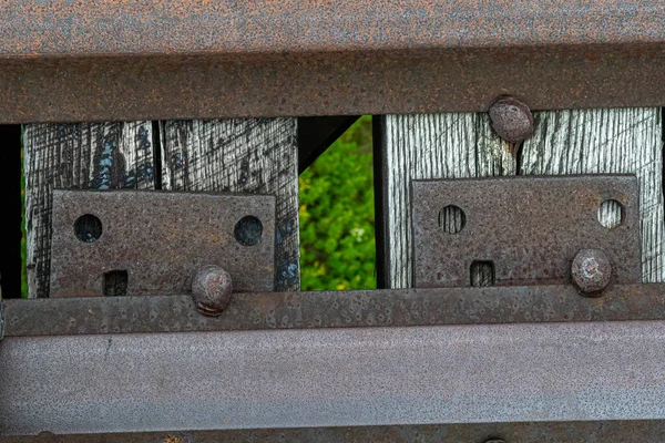 Eine Nahaufnahme Alter Metalldetails Die Den Rissigen Holzbalken Befestigt Sind — Stockfoto