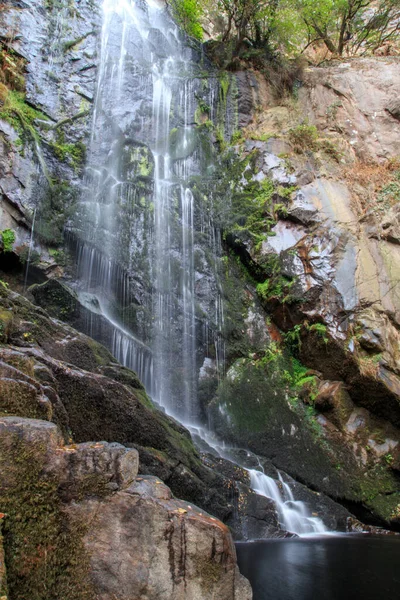 Eine Vertikale Aufnahme Des Wasserfalls Fervenza Augacaida Spanien — Stockfoto