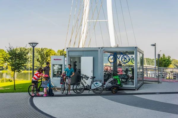 Ποζναν Πολωνια Σεπ 2014 Πολλά Ενοικιαζόμενα Ποδήλατα Ένα Μικρό Κτίριο — Φωτογραφία Αρχείου