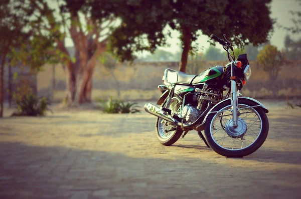 Une Moto Garée Dans Une Rue — Photo