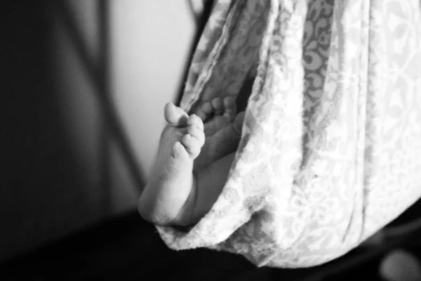 グレースケールの赤ん坊の足のクローズアップショット — ストック写真