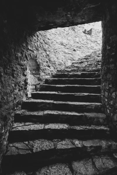 Ένα Γκρι Πλάνο Μιας Πέτρινης Σκάλας Στο Σπήλαιο — Φωτογραφία Αρχείου
