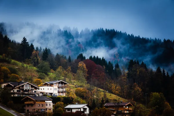 Uma Bela Foto Uma Montanha Nublada Com Árvores Outono Casas — Fotografia de Stock