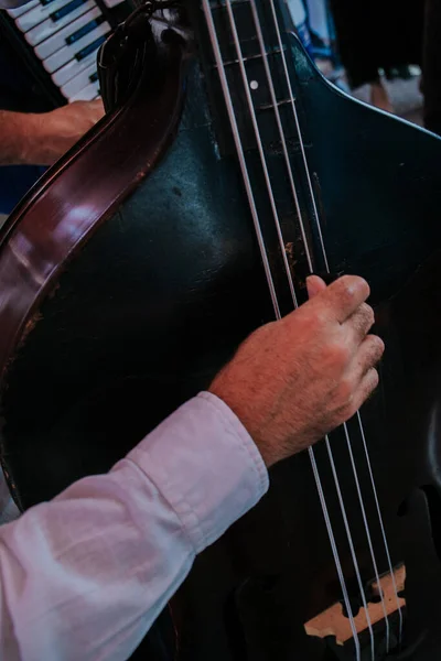 暗い茶色のチェロを演奏する男の垂直ショット — ストック写真