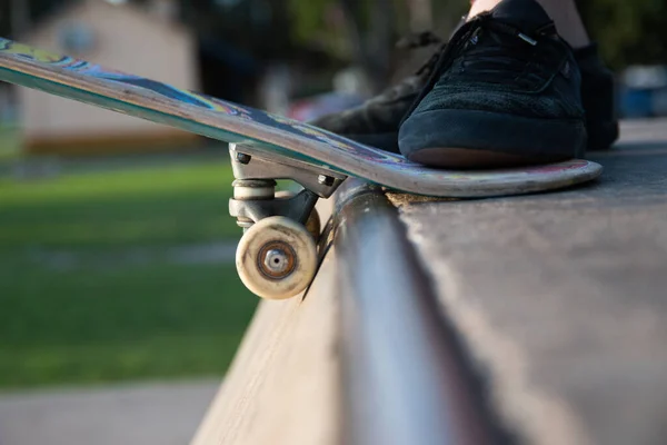 Крупним Планом Знімок Скейтборду Під Ногами Відкритому Повітрі — стокове фото