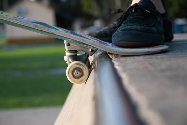 Plan Rapproché Une Planche Roulettes Sous Les Pieds Extérieur — Photo