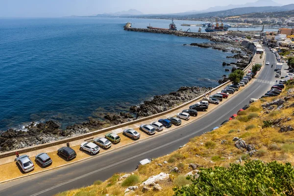 Rethymno Grecia 2021 Muchos Coches Fila Estacionados Cerca Del Mar — Foto de Stock