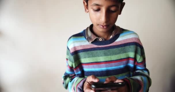 Zuid Aziatische Tiener Jongen Met Behulp Van Telefoon — Stockvideo