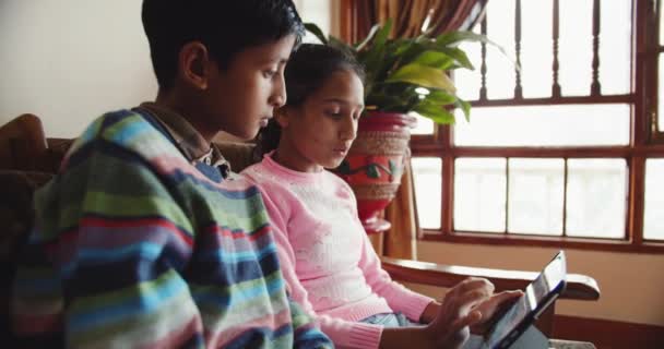 Filmaufnahmen Von Kindern Die Etwas Auf Einem Tablet Ansehen — Stockvideo