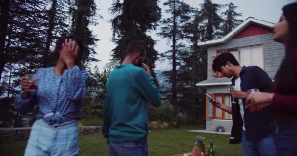 Grupp Vänner Picknick Utomhus — Stockvideo
