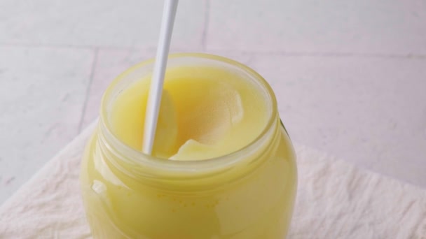 Glas Färsk Mango Juice Trä Bakgrund — Stockvideo