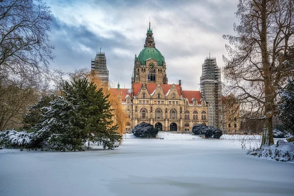 在多云的冬季 德国汉诺威马斯喀公园的新市政厅的折衷式市政厅 — 图库照片