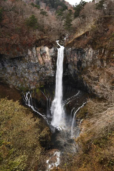 Eine Vertikale Aufnahme Eines Wunderschönen Wasserfalls Umgeben Von Klippen Und — Stockfoto