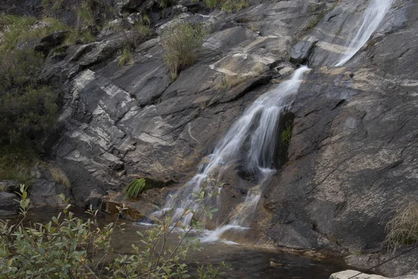 Прекрасный Вид Водопад Скал — стоковое фото