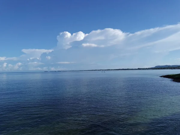 曇り空の下での青い海の景色の美しい風景 — ストック写真