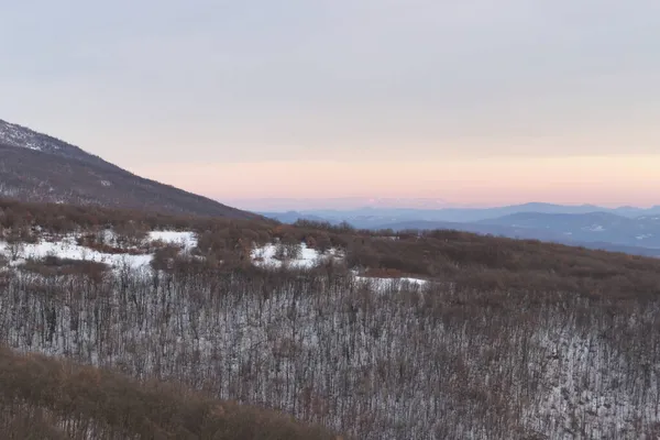 Eine Wunderschöne Landschaft Des Verschneiten Basara Gipfels Serbien Bei Sonnenuntergang — Stockfoto